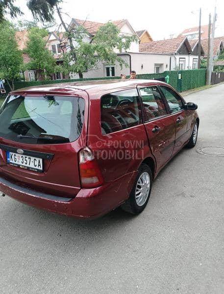 Ford Focus hit