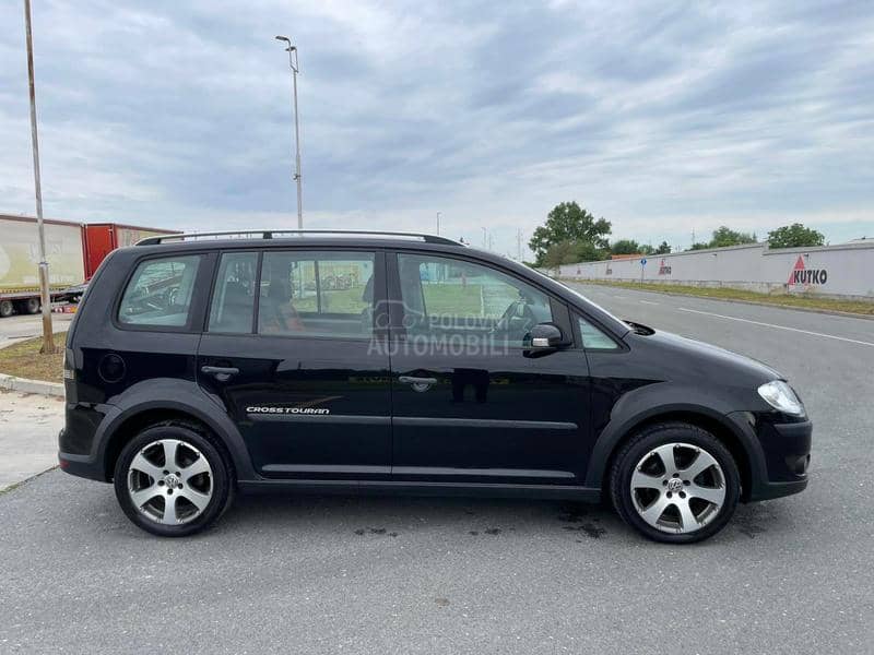 Volkswagen Touran cross NE MAČKA