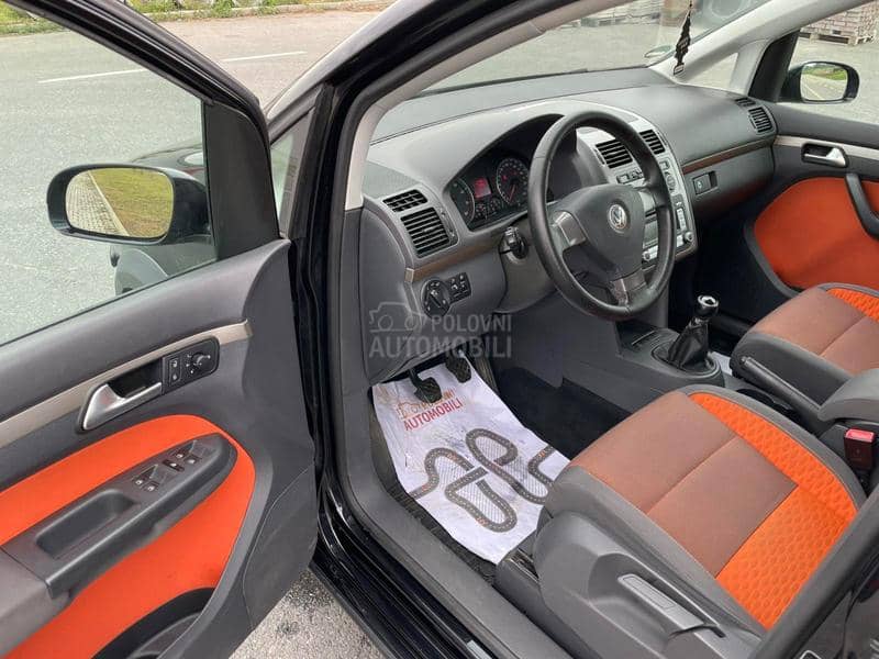 Volkswagen Touran cross NE MAČKA