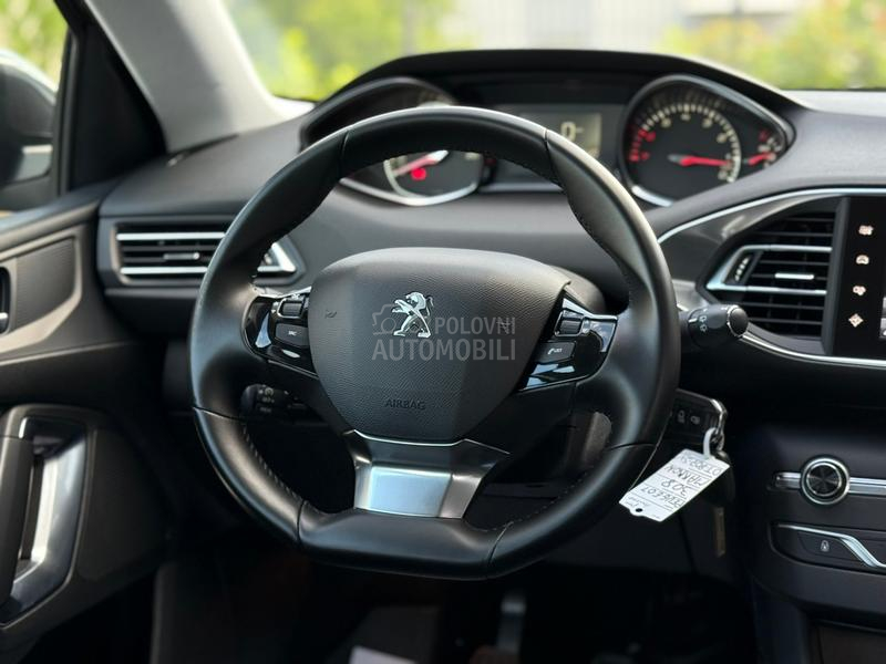 Peugeot 308 1.2 ALLURE LED NAVl
