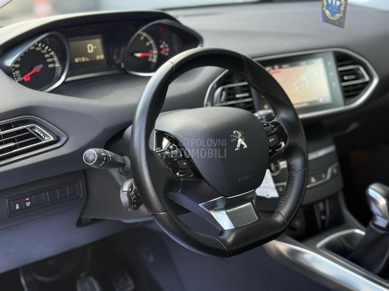 Peugeot 308 1.2 ALLURE LED NAVl