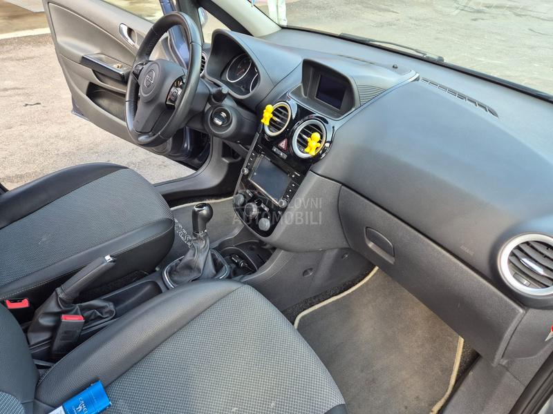 Opel Corsa D Cosmo oprema