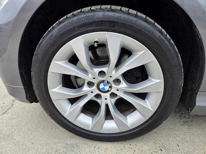 BMW 318 D    N.A.V.I