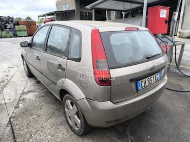Ford Fiesta 2004. god. -  kompletan auto u delovima