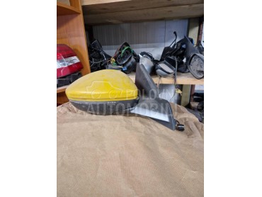 Retrovizor desni za Peugeot 208 od 2018. do 2024. god.