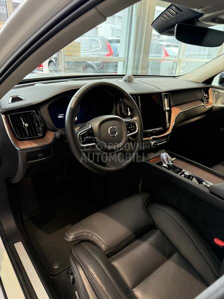 Volvo XC60 B4/AWD/ULTIMATE DARK