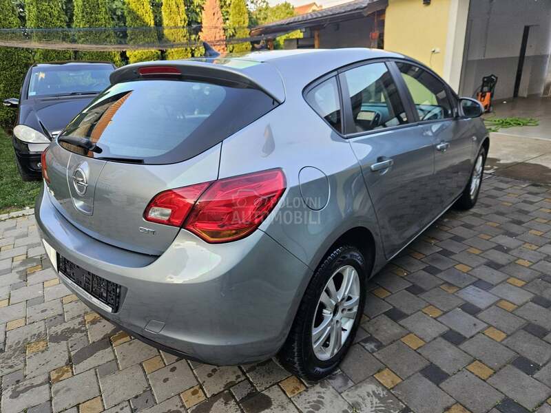 Opel Astra J 1.7cdti N A V I