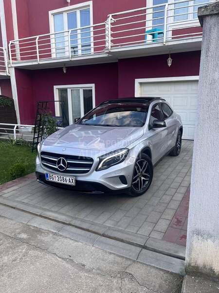 Mercedes Benz GLA 200 night star