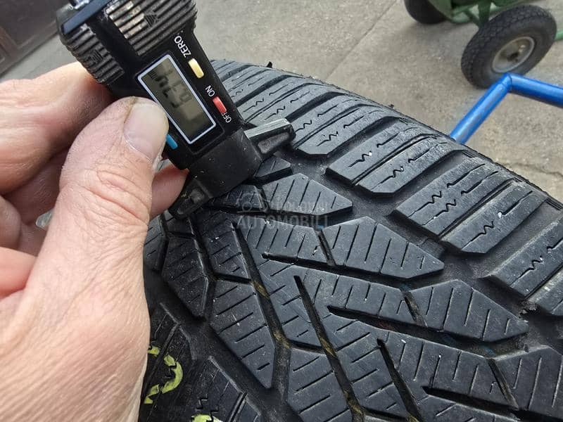 Semperit 185/60 R15 Zimska