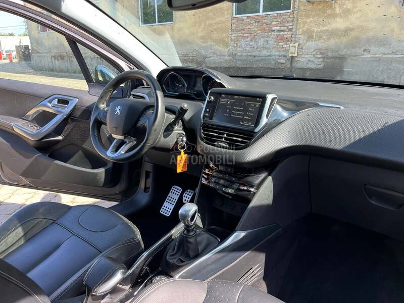 Peugeot 2008 1.6HDI FELINE TITANE