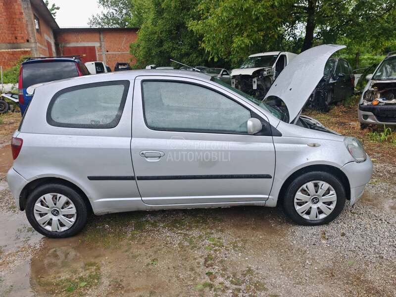 Toyota Yaris 1.0b 2002. god. -  kompletan auto u delovima