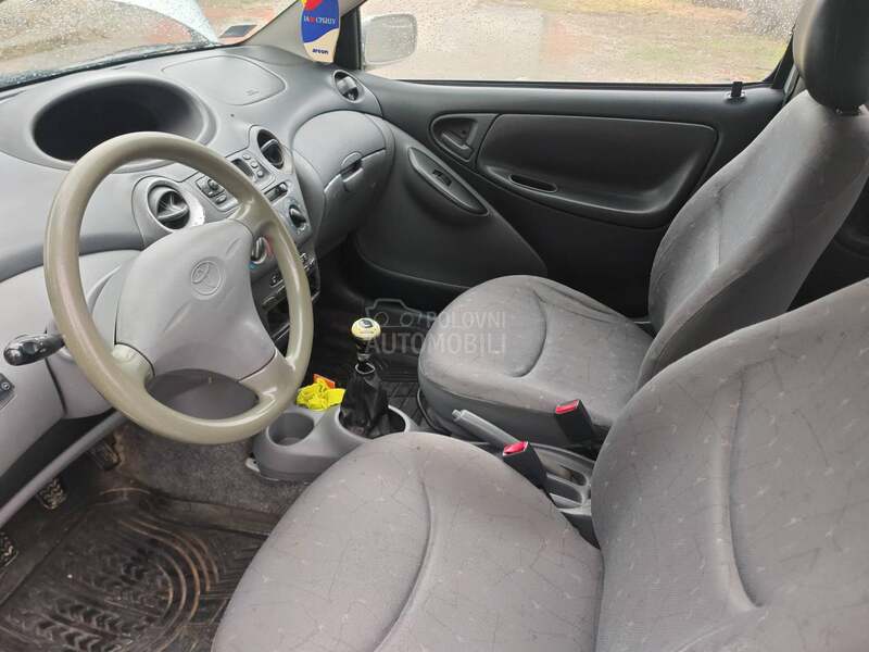 Toyota Yaris 1.0b 2002. god. -  kompletan auto u delovima