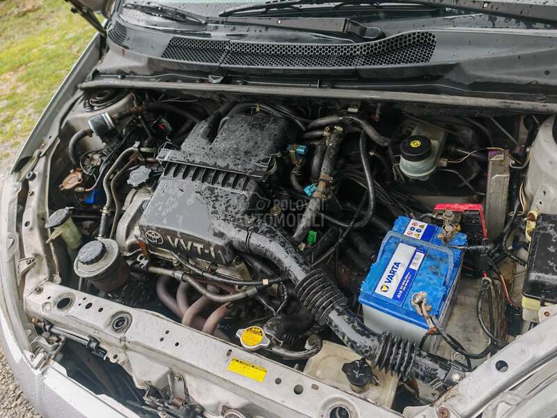 Toyota Yaris 1.0b 2002. god. -  kompletan auto u delovima