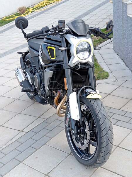 CFMOTO clx700