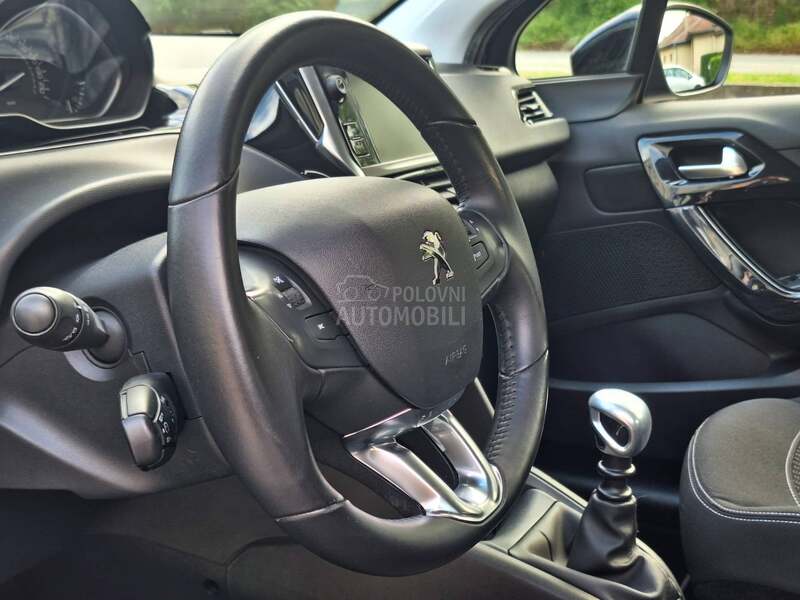 Peugeot 208 POGLEDATI TEXT