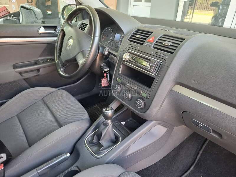 Volkswagen Golf 5 1.6 FSI .NOV.NOV