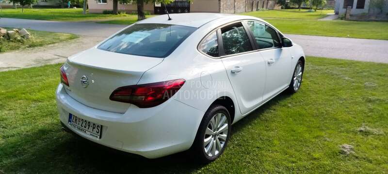 Opel Astra J 1.4 TNG