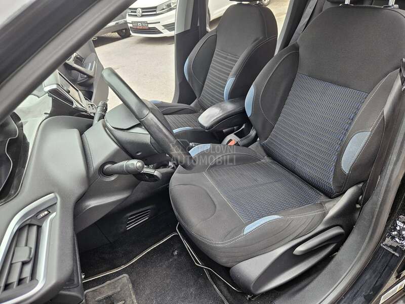 Peugeot 208 N A V I  L E D