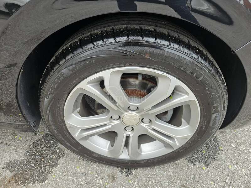 Peugeot 208 N A V I  L E D