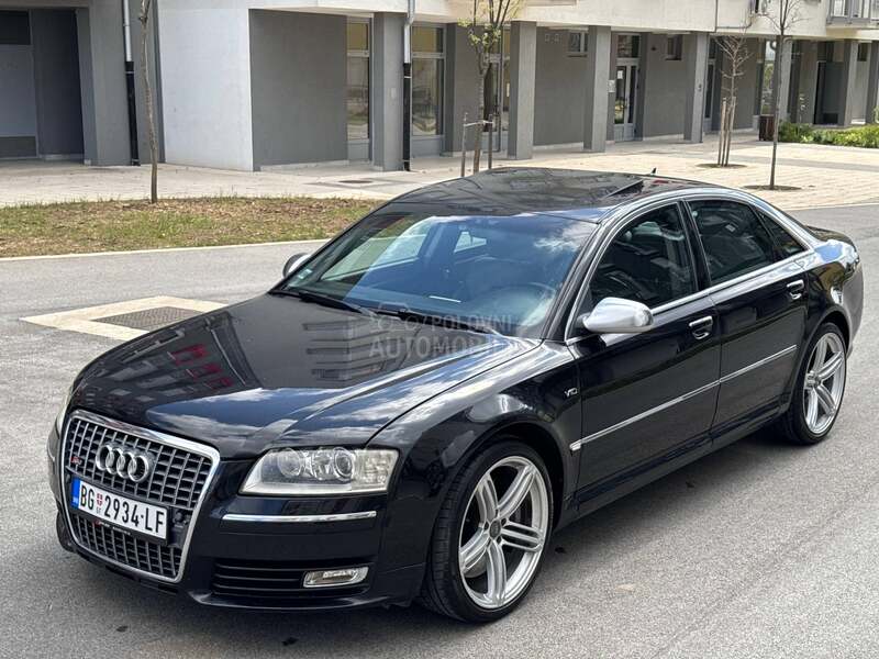 Audi S8 V10