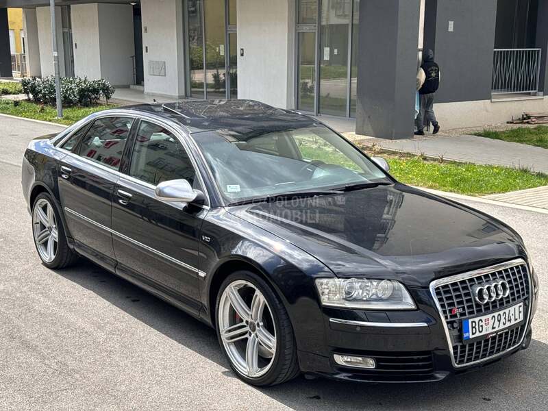 Audi S8 V10