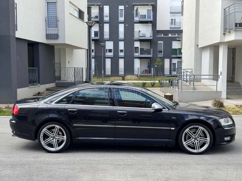 Audi S8 V10