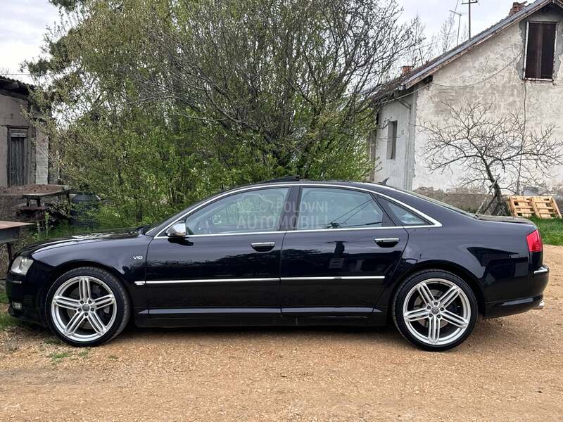 Audi S8 V10