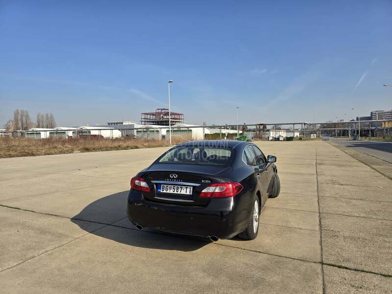 Infiniti M30 
