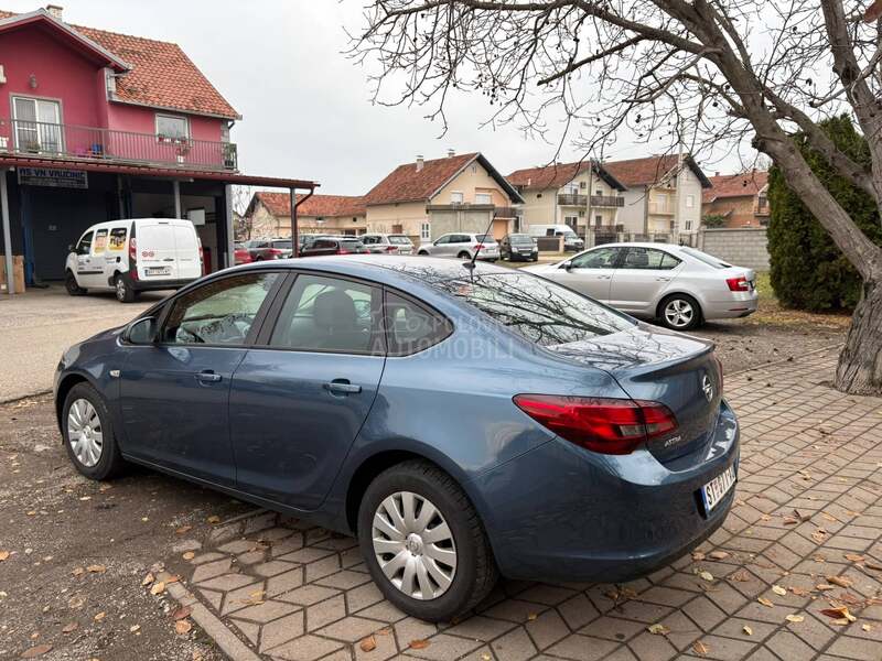 Opel Astra J 1.6b AT