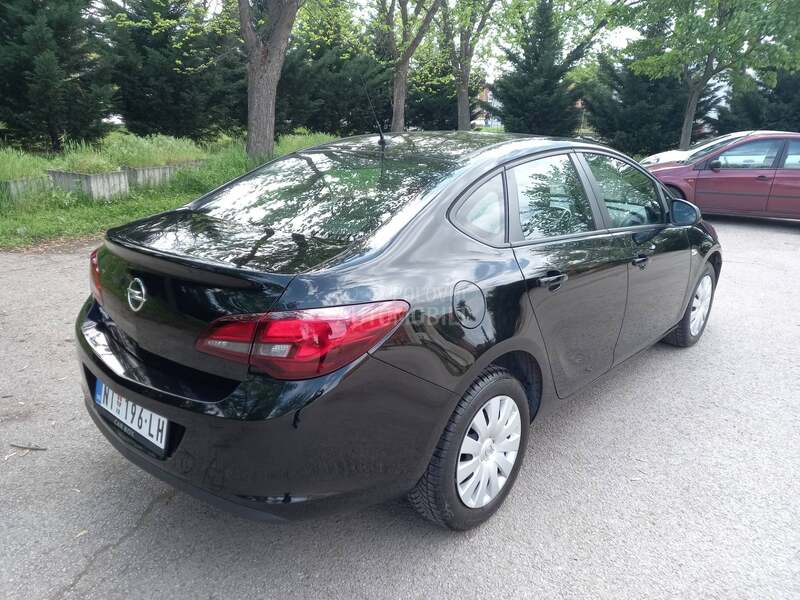 Opel Astra J 1.6 ENJOY