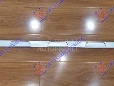 LAJSNA PLASTICNE SAJTNE SREBRN za Mercedes Benz GLA Klasa od 2014. do 2017. god.