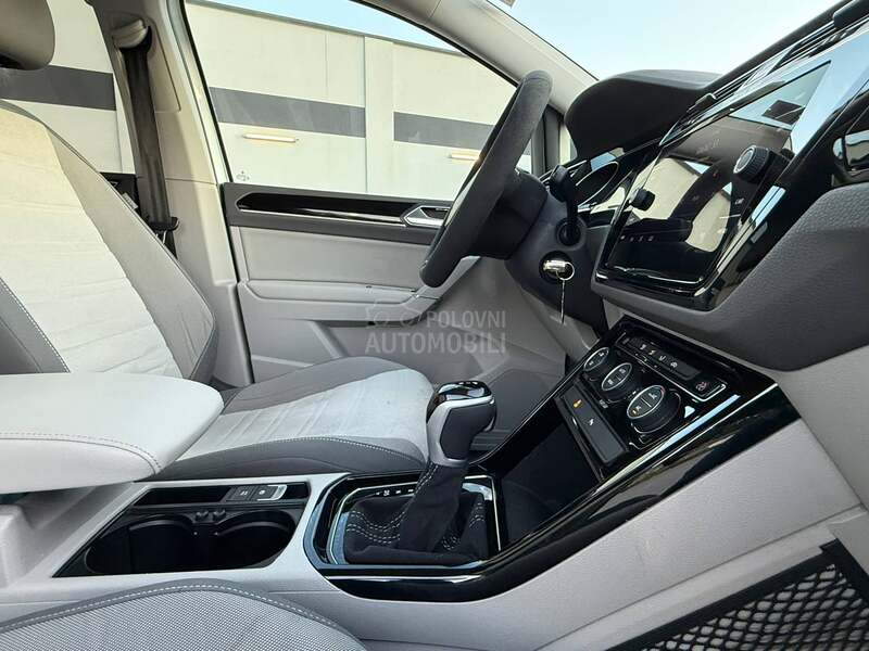 Volkswagen Touran 190hp/DSG/7sed