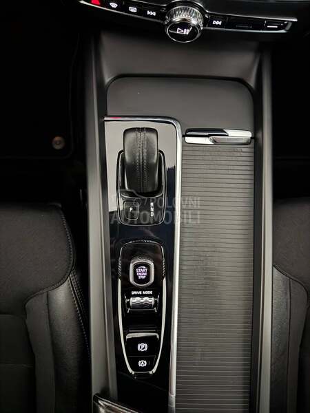 Volvo XC60 B4 AWD MOMENTUM