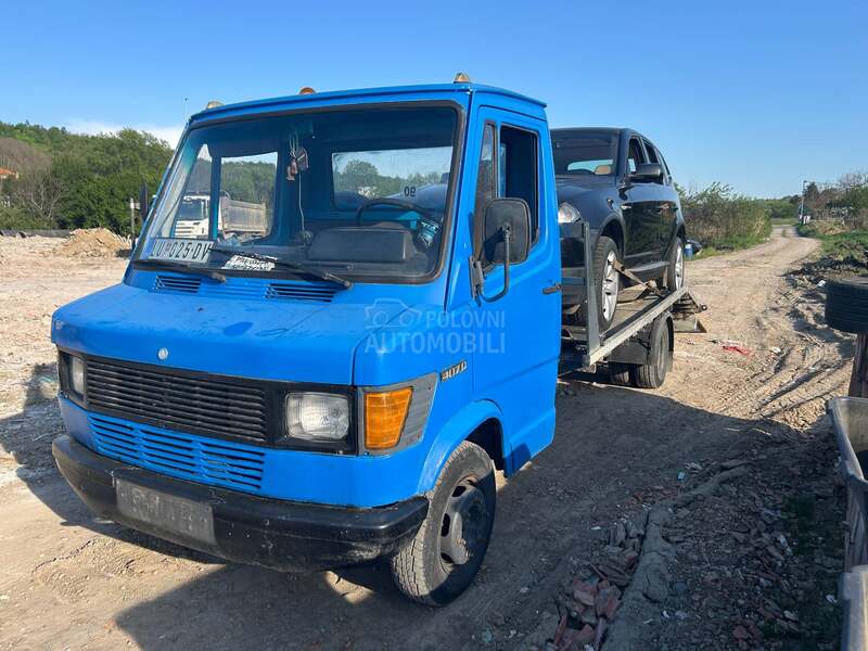 Mercedes Benz 407