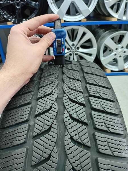 Uniroyal 235/45 R17 Zimska