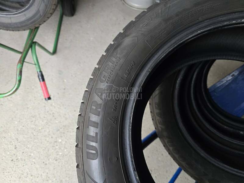 Goodyear 215/60 R17 Zimska