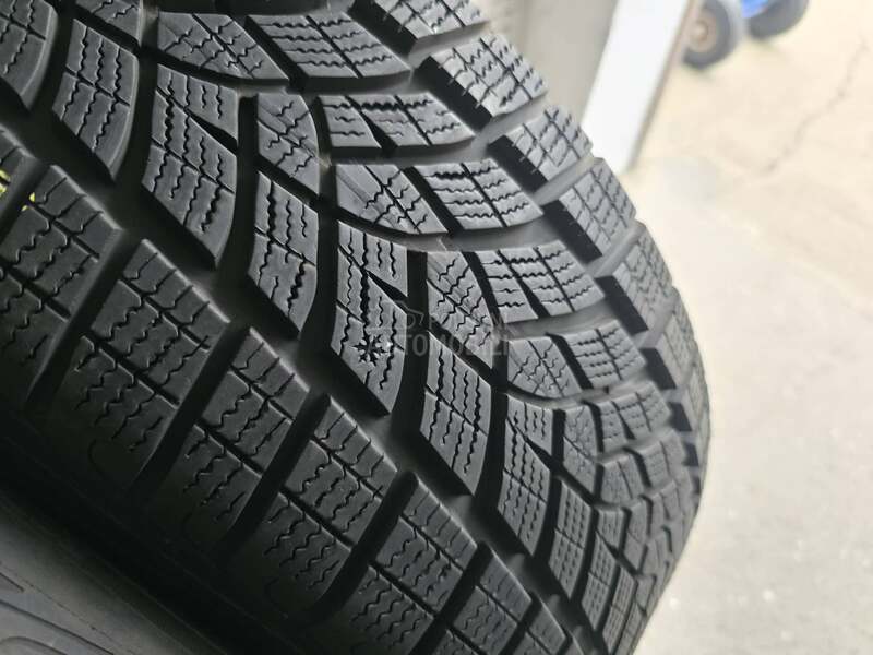 Goodyear 215/60 R17 Zimska