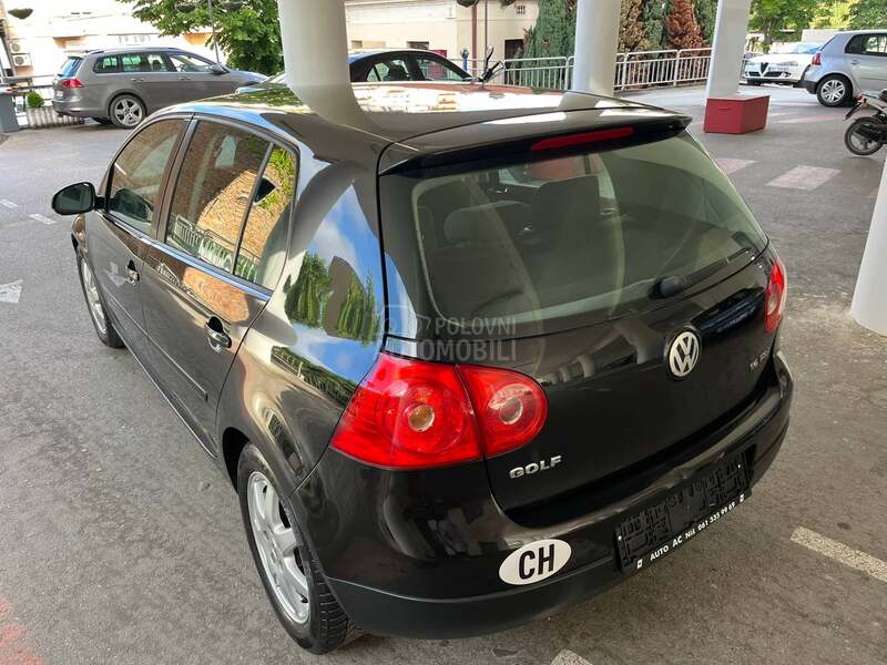 Volkswagen Golf 5 1.6i COMFORTLINE  CH
