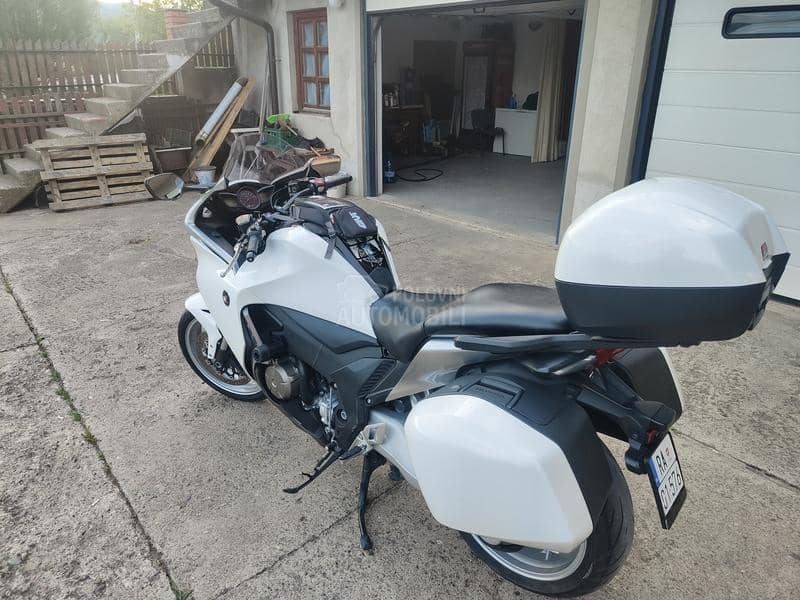 Honda VFR 1200F Manuelni