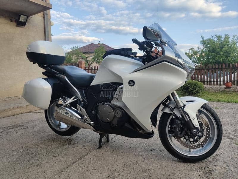 Honda VFR 1200F Manuelni