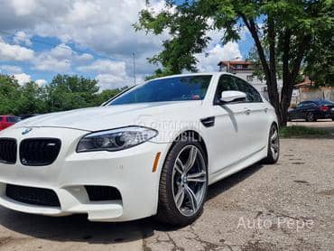 BMW M5 4.4 Manuelni