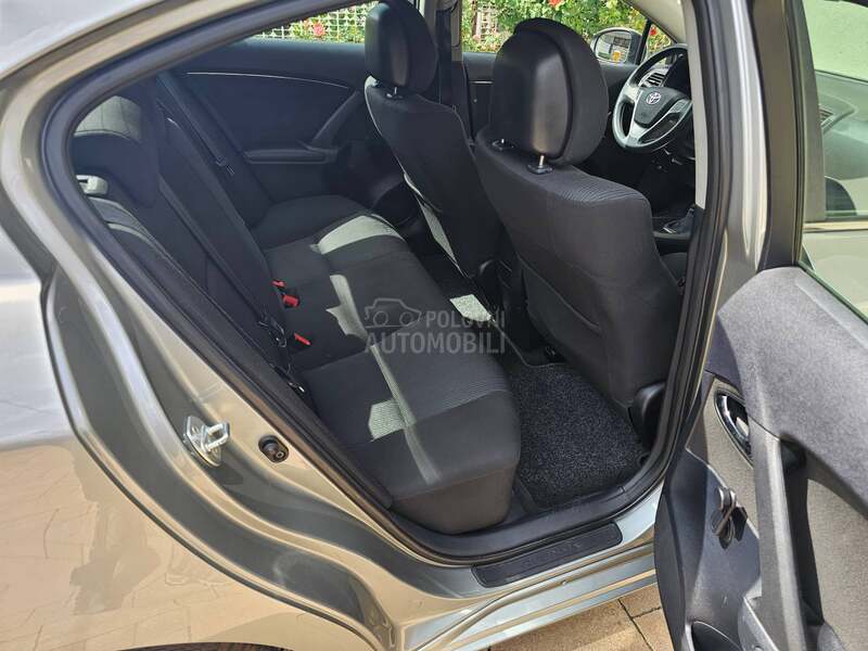 Toyota Avensis 1.6 Luna