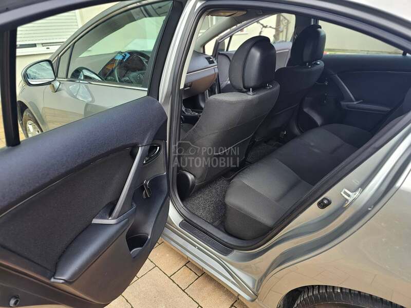 Toyota Avensis 1.6 Luna
