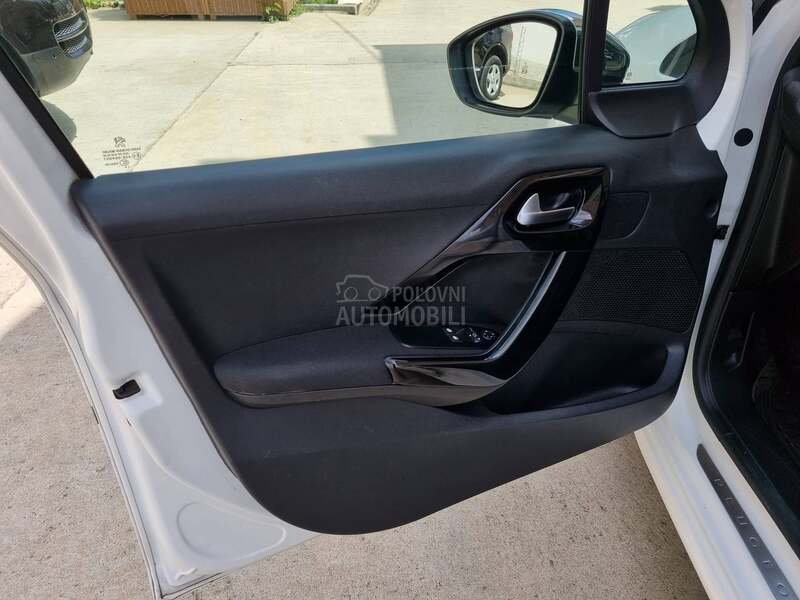 Peugeot 208 1.2 PURETECH / AUTOM