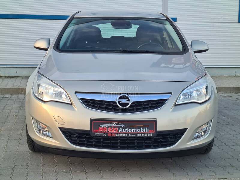Opel Astra J 1.6 NAAVIGACIJA