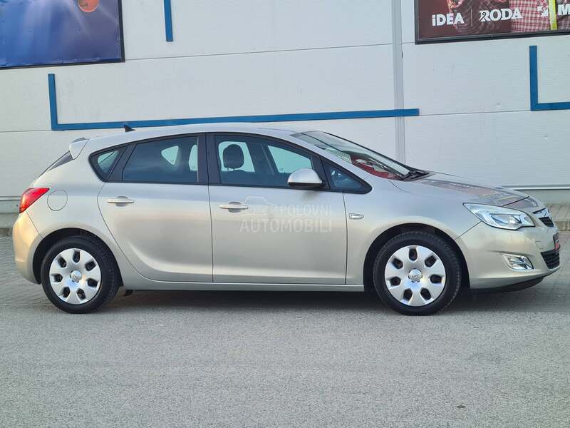 Opel Astra J 1.6 NAAVIGACIJA