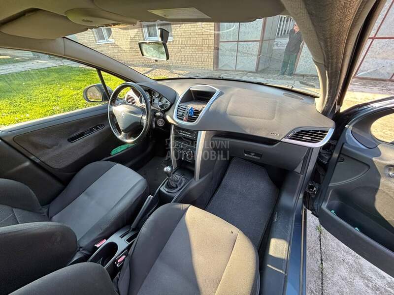 Peugeot 207 1.4i 16v 4/4 GUME