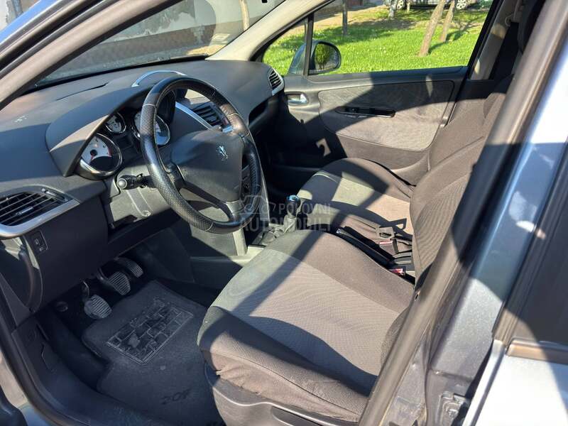 Peugeot 207 1.4i 16v 4/4 GUME