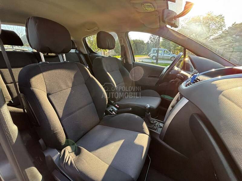 Peugeot 207 1.4i 16v 4/4 GUME
