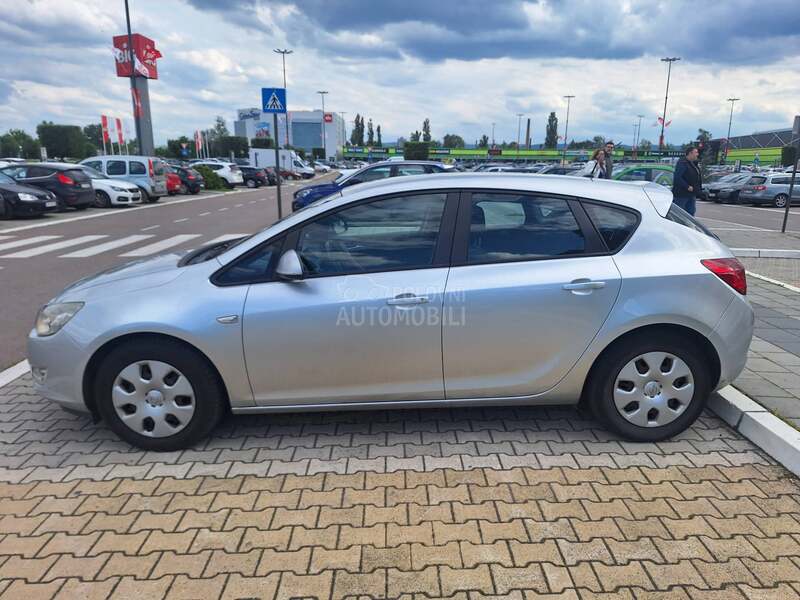 Opel Astra J Kupljen u S.r.b.